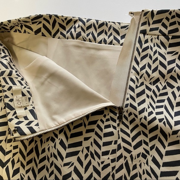 Ann Taylor Abstract Geo Pattern Gray and Cream Pencil Skirt Size 4 - Picture 5 of 8